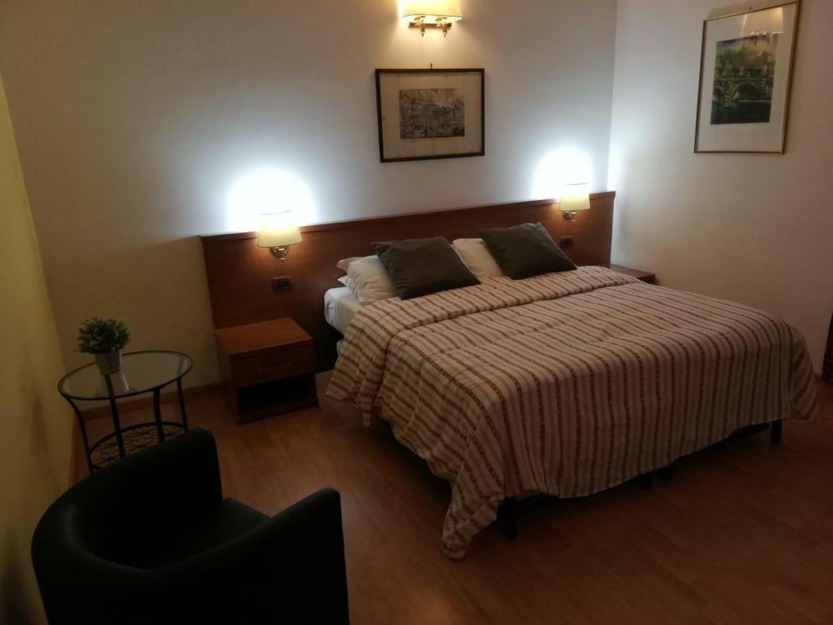 Domus Appia 154 B&B Рим Екстер'єр фото